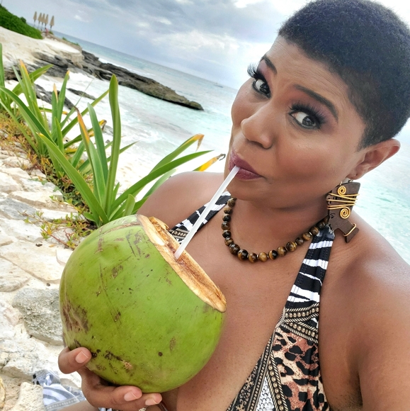 Meet your Posher, Nicole - Picture 2 of 2